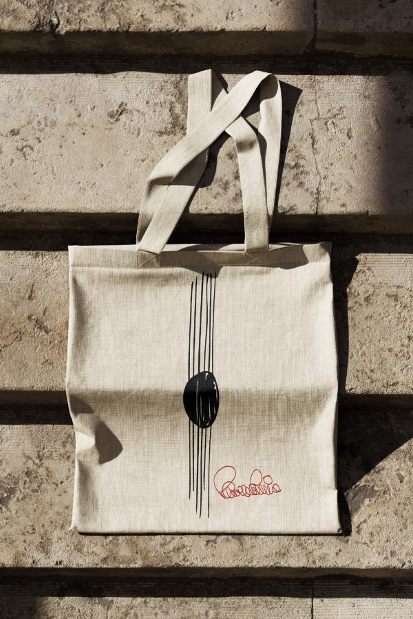 Bolsa tote de la colección Cuerdas inspirada en la guitarra flamenca de Paco de Lucía