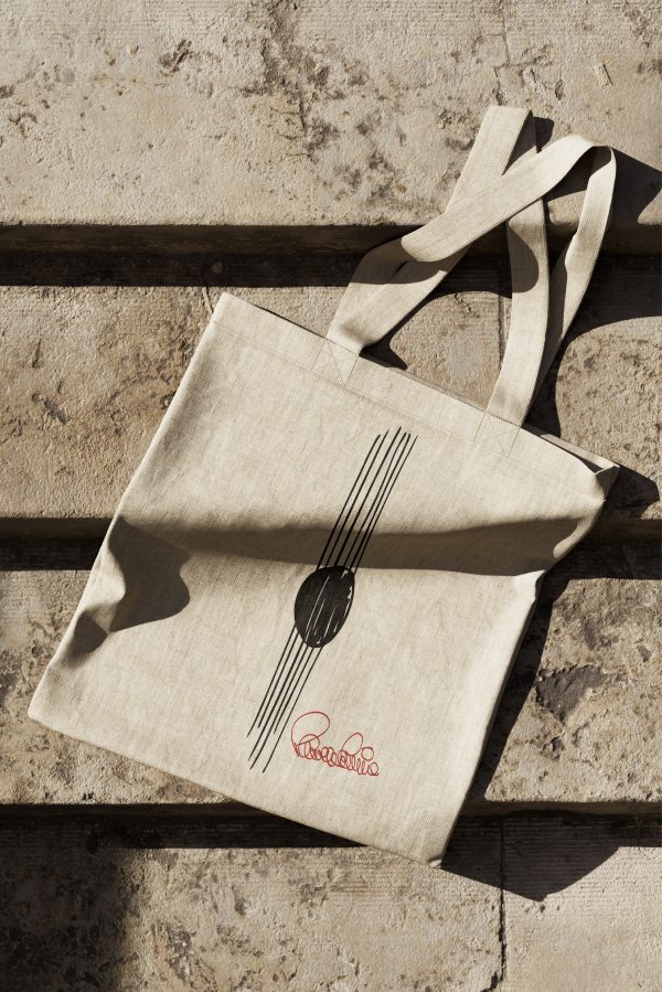 Bolsa tote de la colección Cuerdas inspirada en la guitarra flamenca de Paco de Lucía