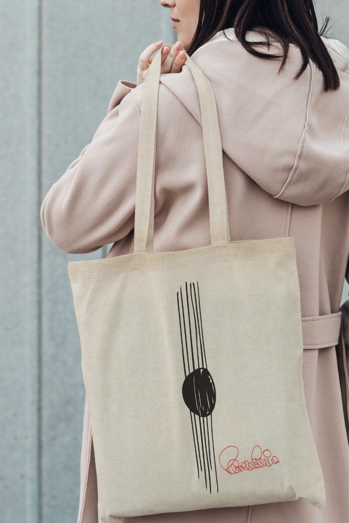 Bolsa tote de la colección Cuerdas inspirada en la guitarra flamenca de Paco de Lucía