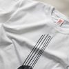 Camiseta blanca de la colección Cuerdas inspirada en la guitarra flamenca de Paco de Lucía