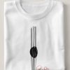 Camiseta blanca de la colección Cuerdas inspirada en la guitarra flamenca de Paco de Lucía