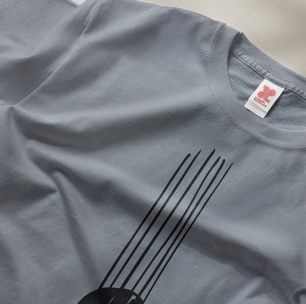 Camiseta gris mineral de la colección Cuerdas inspirada en la guitarra flamenca de Paco de Lucía