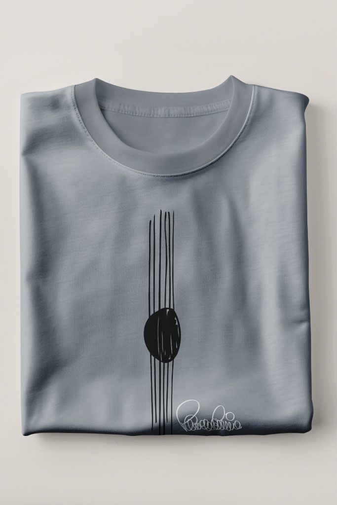 Camiseta gris mineral de la colección Cuerdas inspirada en la guitarra flamenca de Paco de Lucía