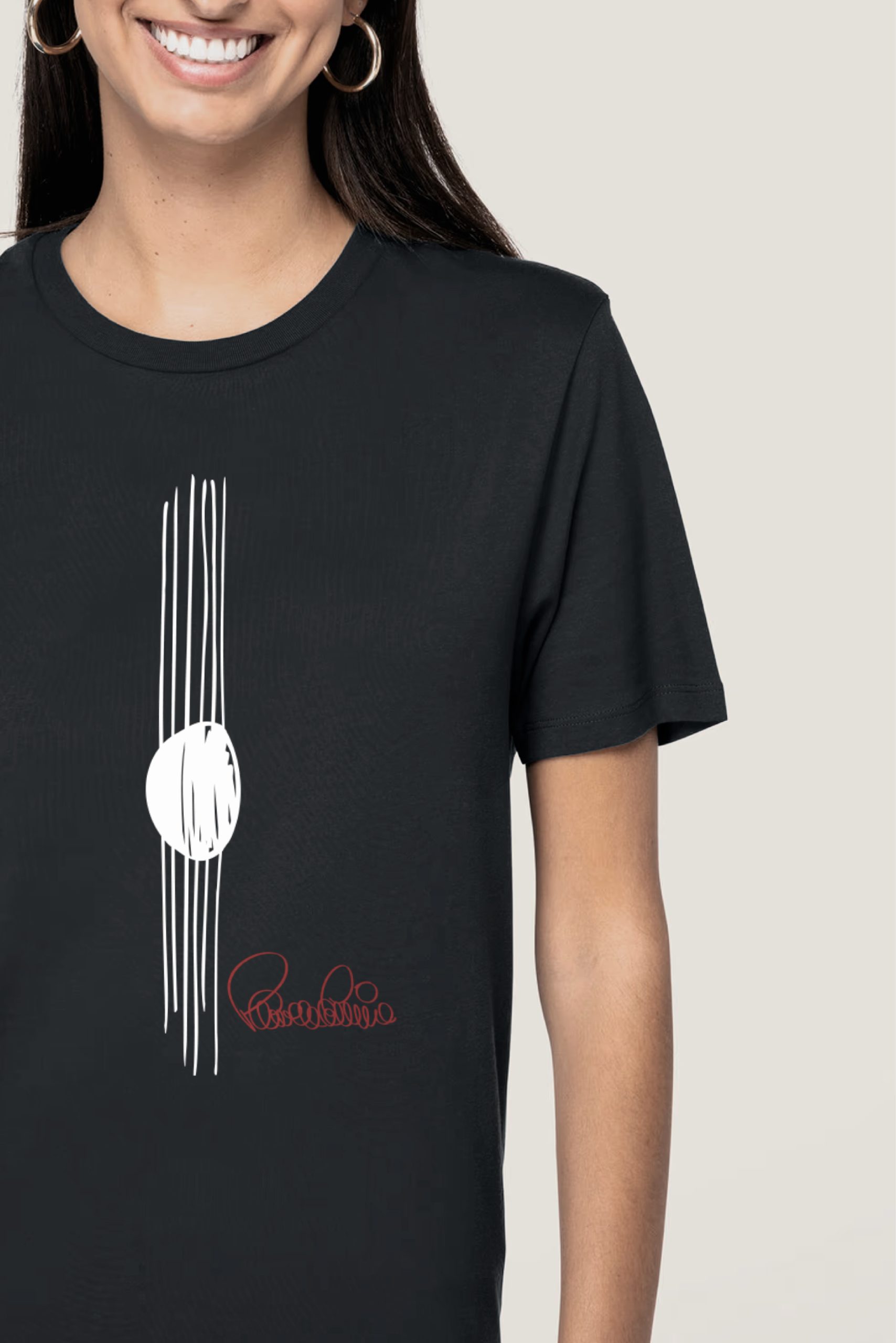 Detalle de camiseta negra de la colección Cuerdas inspirada en la guitarra flamenca de Paco de Lucía