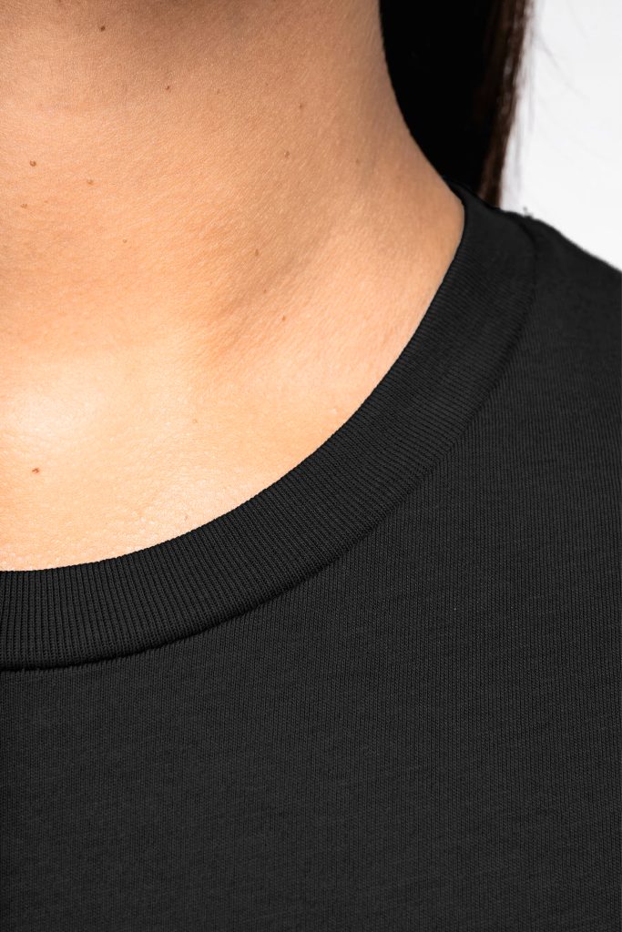 Detalle de camiseta negra de la colección Cuerdas inspirada en la guitarra flamenca de Paco de Lucía