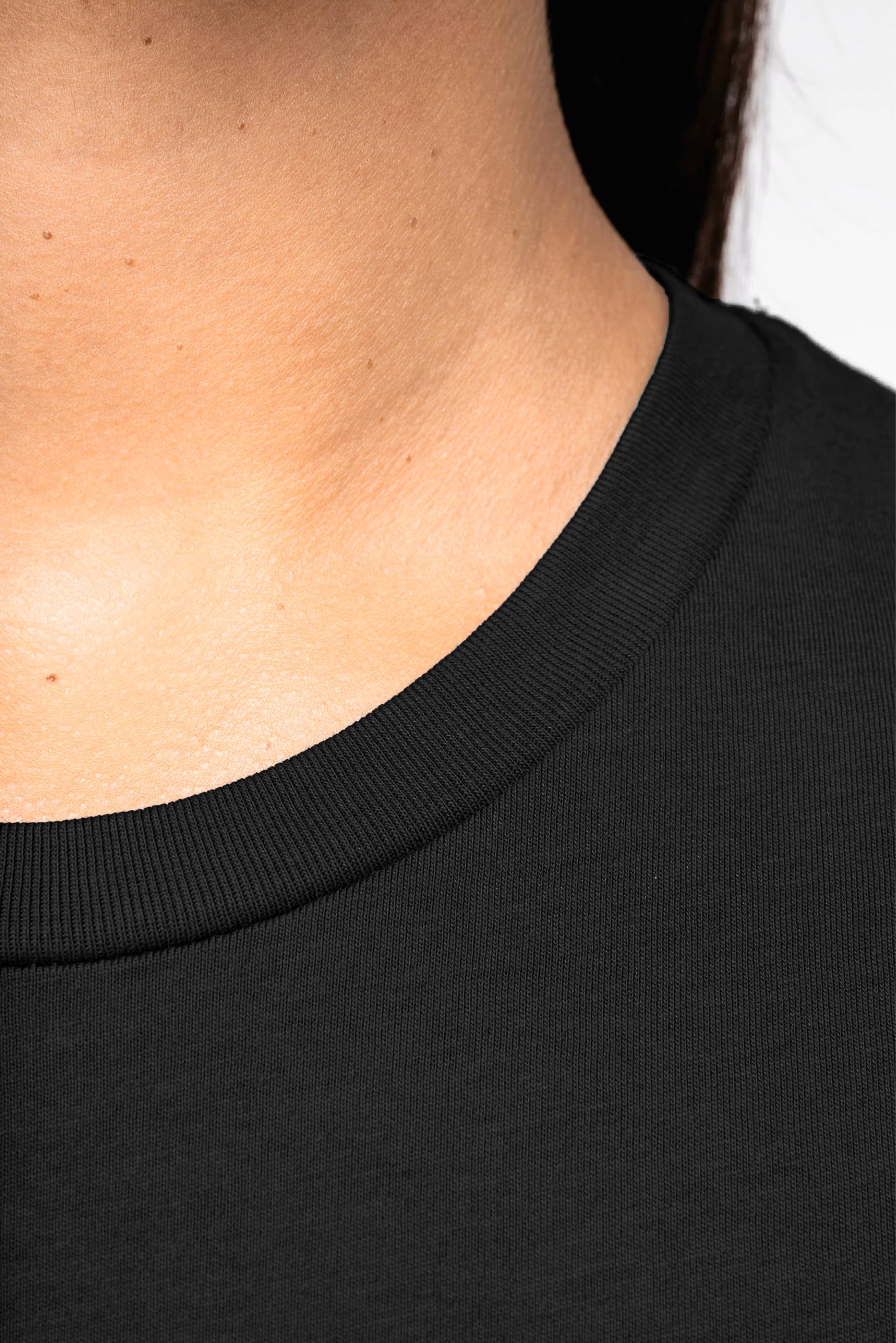 Detalle de camiseta negra de la colección Cuerdas inspirada en la guitarra flamenca de Paco de Lucía